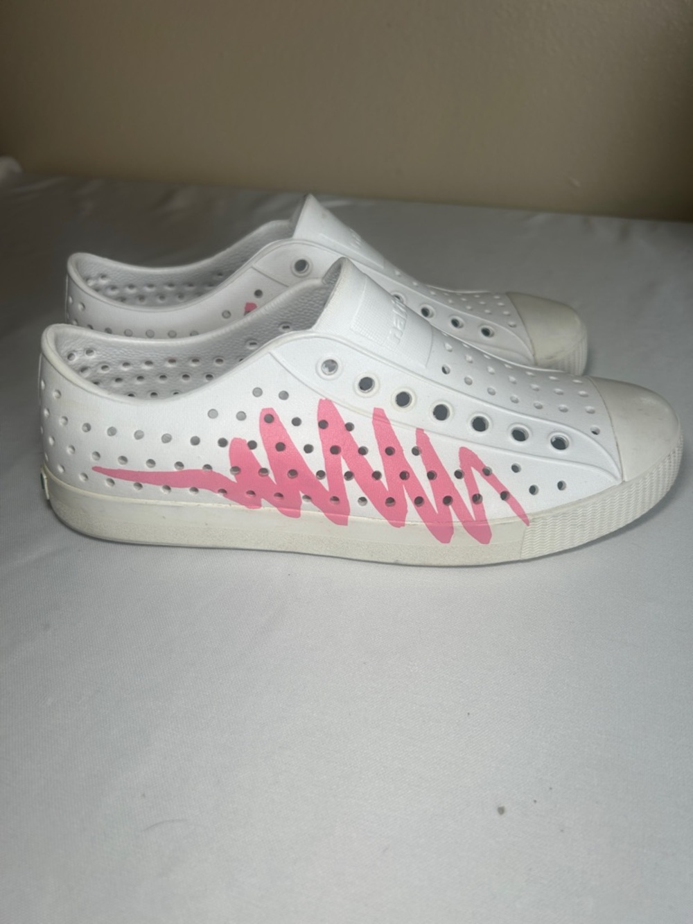 Native Perforated Slip On Rubber Crayola White Pink Shoes Size 9 Women’s